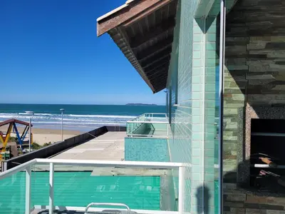Uma vista do mar geral ou uma vista do mar a partir do apartamento