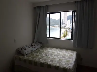 Uma cama ou camas num quarto em Novo lar Camboriu Park Frente Mar