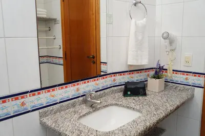 Uma casa de banho em Morada do Mar Hotel