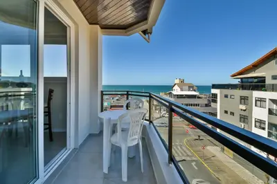 Uma vista do mar geral ou uma vista do mar a partir do apartamento