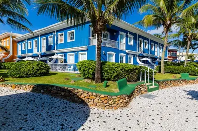 Um jardim no exterior de Hotel Vila do Farol