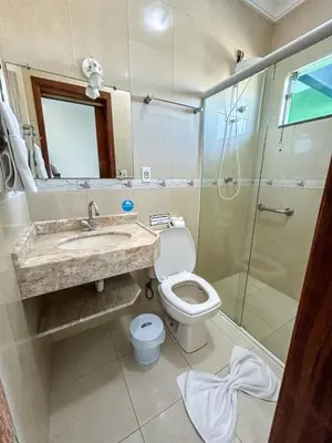 Uma casa de banho em Pousada Cores do Mar | Conforto com Piscina em Bombinhas
