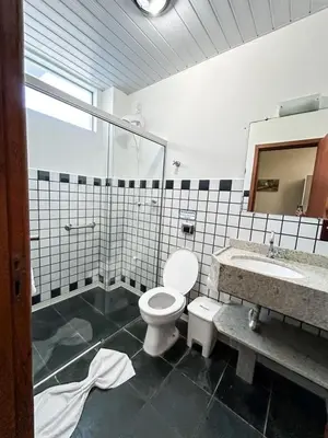 Uma casa de banho em Pousada Cores do Mar | Conforto com Piscina em Bombinhas