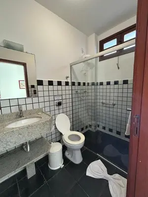 Uma casa de banho em Pousada Cores do Mar | Conforto com Piscina em Bombinhas