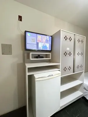 Uma televisão e/ou sistema de entretenimento em Pousada Cores do Mar | Conforto com Piscina em Bombinhas