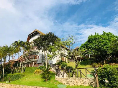 Um jardim no exterior de Pousada do Arvoredo