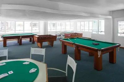 Uma mesa de bilhar em Solis Praia Hotel Itapema