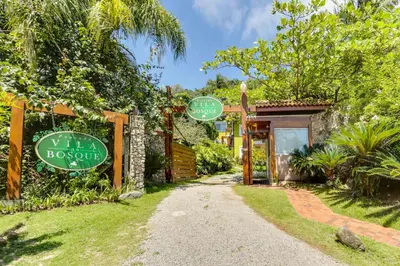 Um jardim no exterior de Pousada Vila do Bosque