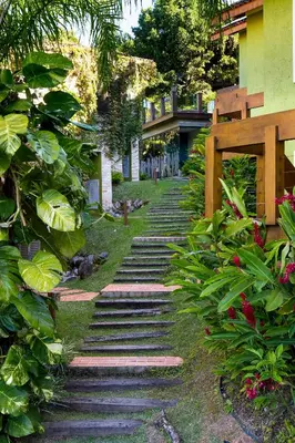 Um jardim no exterior de Pousada Vila do Bosque