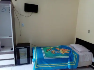 Uma televisão e/ou sistema de entretenimento em Maranata Hotel