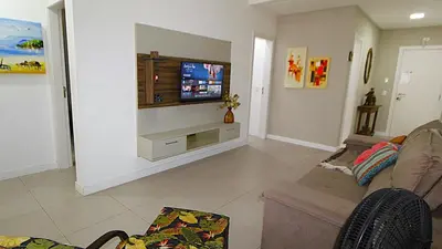 Uma televisão e/ou sistema de entretenimento em 1067 - Apartamento para locação em Bombinhas com 03 suítes