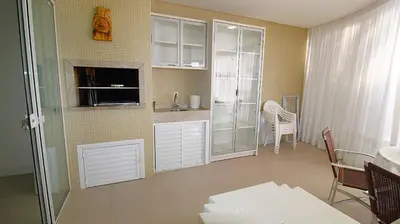 A cozinha ou kitchenette de 1067 - Apartamento para locação em Bombinhas com 03 suítes