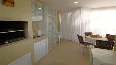 A cozinha ou kitchenette de 1067 - Apartamento para locação em Bombinhas com 03 suítes