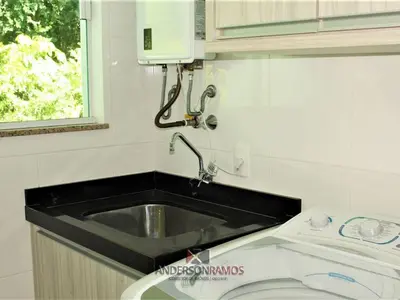 A cozinha ou kitchenette de 1049 - Praia de Bombinhas locação de temporada - Residencial Egídio Pinheiro Apto 305 B
