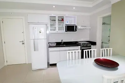 A cozinha ou kitchenette de 1053 - Praia de Bombinhas locação de temporada - Residencial Egídio Pinheiro Apto 302 B