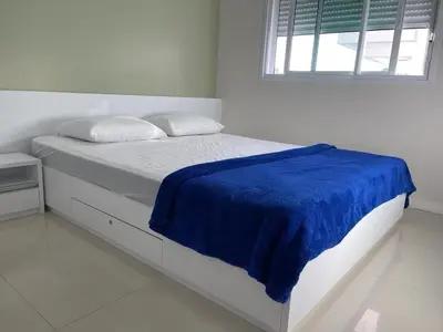 Uma cama ou camas num quarto em 1053 - Praia de Bombinhas locação de temporada - Residencial Egídio Pinheiro Apto 302 B