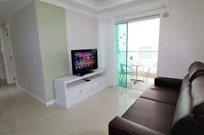 Uma televisão e/ou sistema de entretenimento em 1053 - Praia de Bombinhas locação de temporada - Residencial Egídio Pinheiro Apto 302 B