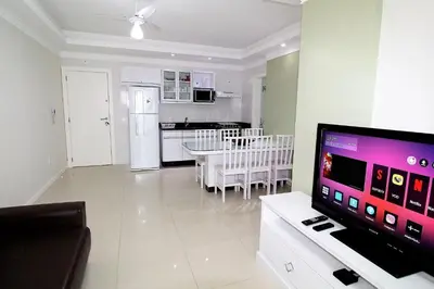 A cozinha ou kitchenette de 1053 - Praia de Bombinhas locação de temporada - Residencial Egídio Pinheiro Apto 302 B