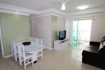 Uma televisão e/ou sistema de entretenimento em 1053 - Praia de Bombinhas locação de temporada - Residencial Egídio Pinheiro Apto 302 B