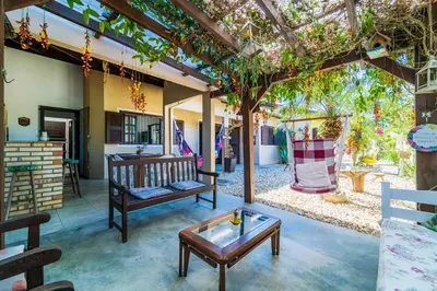 Um jardim no exterior de Praia do Mariscal, casa para10 pessoas, Casa Marixca