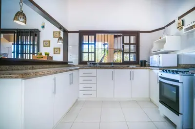 A cozinha ou kitchenette de Praia do Mariscal, casa para10 pessoas, Casa Marixca