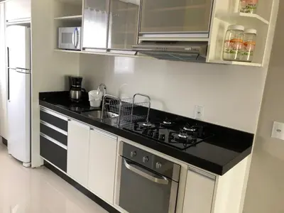 A cozinha ou kitchenette de Costa Azul - EXCELENTE LOCALIZAÇÃO