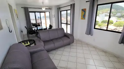Uma área de estar em 1021 - Cobertura em Bombinhas com Vista para o Mar