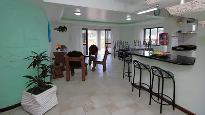 A cozinha ou kitchenette de 1027 - Cobertura para locação em Bombinhas com piscina - Residencial Baia Azul Apto 503 A