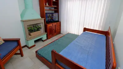 Uma cama ou camas num quarto em 1027 - Cobertura para locação em Bombinhas com piscina - Residencial Baia Azul Apto 503 A