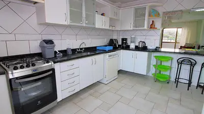 A cozinha ou kitchenette de 1027 - Cobertura para locação em Bombinhas com piscina - Residencial Baia Azul Apto 503 A