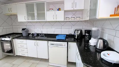 A cozinha ou kitchenette de 1027 - Cobertura para locação em Bombinhas com piscina - Residencial Baia Azul Apto 503 A