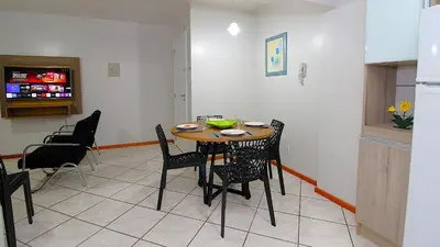 Uma televisão e/ou sistema de entretenimento em 1029 - Apartamento no centro de Bombinhas - Residencial estrela do mar 2 104 A