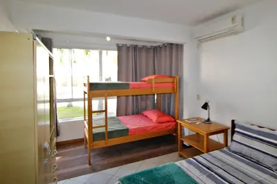 Uma cama ou camas num quarto em 1031 - Apartamento para locação em Bombinhas - Residencial Solar das Bromélias Apto 157