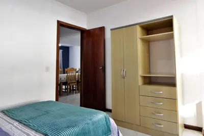 Uma cama ou camas num quarto em 1031 - Apartamento para locação em Bombinhas - Residencial Solar das Bromélias Apto 157