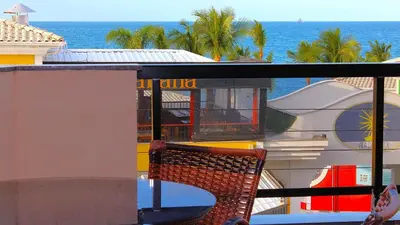 Uma vista do mar geral ou uma vista do mar a partir do apartamento