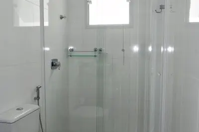 Uma casa de banho em 1056 - Apartamento para locação na praia de Bombinhas