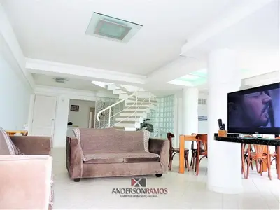 Uma área de estar em 1060 - Cobertura Duplex com Linda Vista Para o Mar