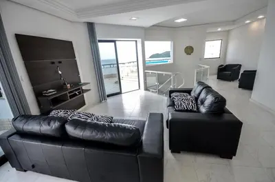 Uma área de estar em 1060 - Cobertura Duplex com Linda Vista Para o Mar