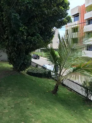 Um jardim no exterior de Excelente Casa em Bombas