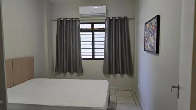 Uma cama ou camas num quarto em Apto pé na areia em Meia Praia Itapema, 3 dormitórios