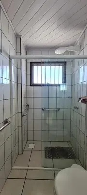 Uma casa de banho em Apto pé na areia em Meia Praia Itapema, 3 dormitórios