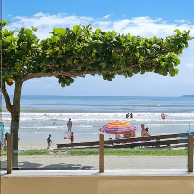 Apto pé na areia em Meia Praia Itapema