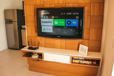 Uma televisão e/ou sistema de entretenimento em temporadabombinhas 2 suítes