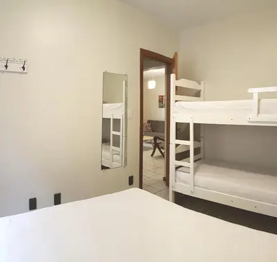 Uma cama ou camas num quarto em Apto na quadra do mar em Meia Praia Itapema, 2 dorm, 6 pessoas