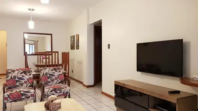 Uma televisão e/ou sistema de entretenimento em Apto na quadra do mar em Meia Praia Itapema, 2 dorm, 6 pessoas