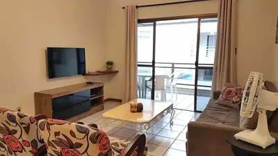 Uma televisão e/ou sistema de entretenimento em Apto na quadra do mar em Meia Praia Itapema, 2 dorm, 6 pessoas