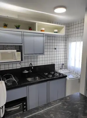 A cozinha ou kitchenette de APTO 50M PRAIA- 4 PESSOAS, WIFI, SACADA, CHURRASQUEIRA, GARAGEM PARA VEICULOS PEQUENOS - Residencial Roveda