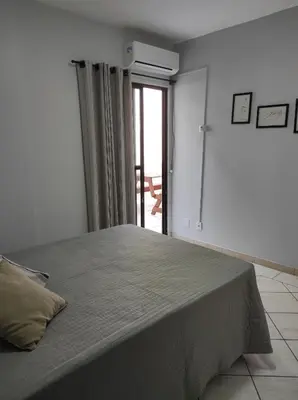 Uma cama ou camas num quarto em APTO 50M PRAIA- 4 PESSOAS, WIFI, SACADA, CHURRASQUEIRA, GARAGEM PARA VEICULOS PEQUENOS - Residencial Roveda