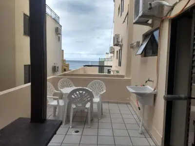 Uma varanda ou terraço em APTO 50M PRAIA- 4 PESSOAS, WIFI, SACADA, CHURRASQUEIRA, GARAGEM PARA VEICULOS PEQUENOS - Residencial Roveda