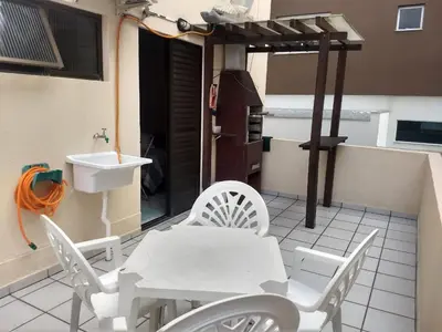 A cozinha ou kitchenette de APTO 50M PRAIA- 4 PESSOAS, WIFI, SACADA, CHURRASQUEIRA, GARAGEM PARA VEICULOS PEQUENOS - Residencial Roveda
